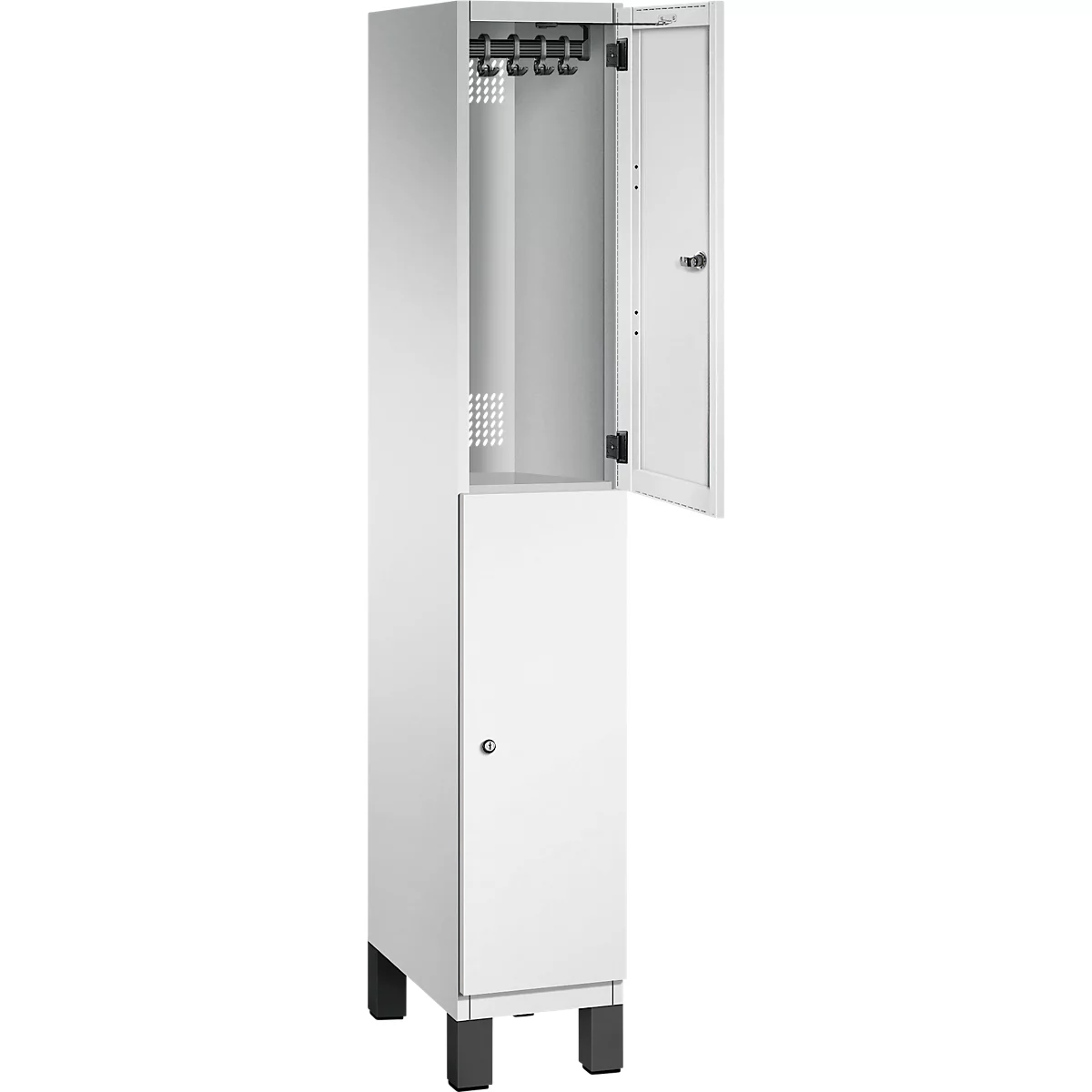 Weißer, offener Spind mit Kleiderhaken, Tür halb geöffnet.