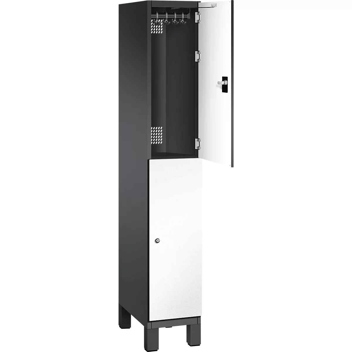 Ein Spind, die obere Tür ist geöffnet. Innen sind Kleiderhaken und Lüftungslöcher zu sehen. Die untere Tür ist halb geöffnet.