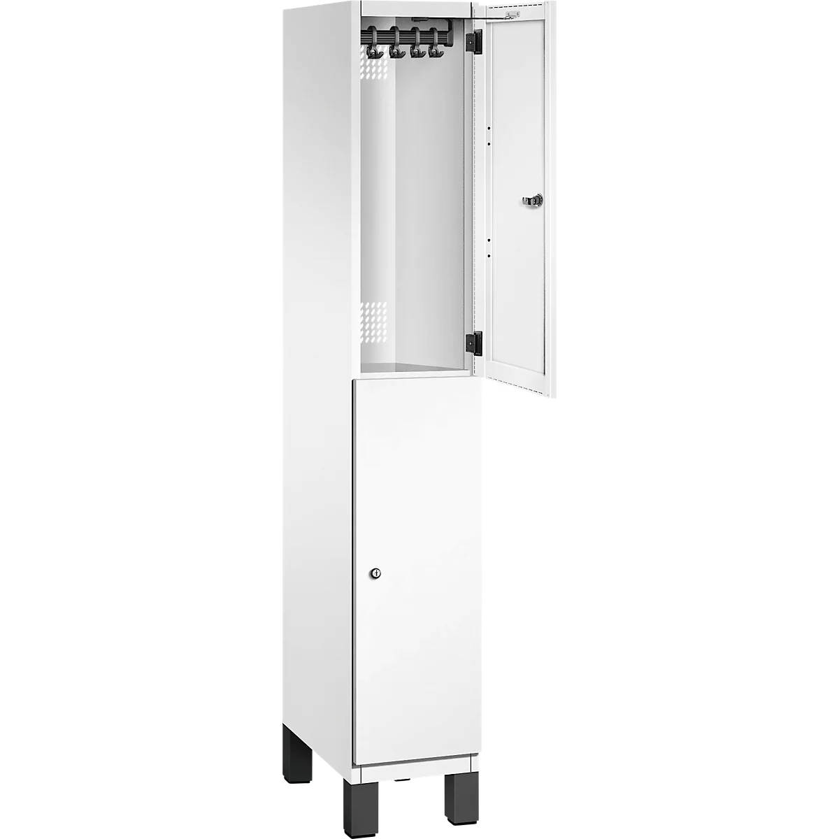 Weißer Schrank, Tür geöffnet. Oben Haken, unten Tür mit Schloss.