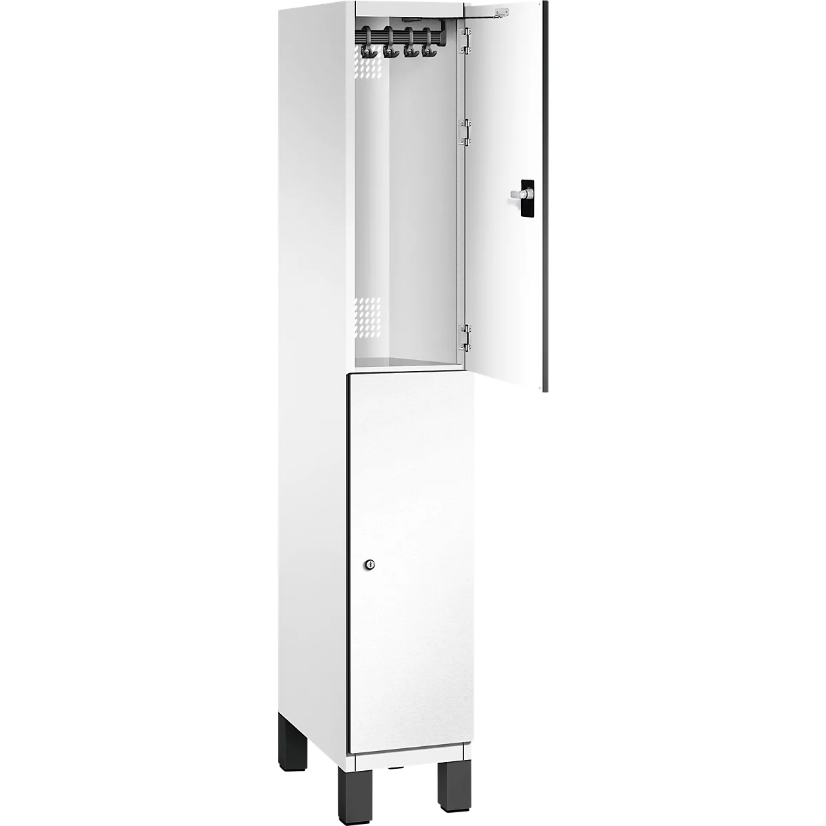 Weißer Schrank mit geöffneter Tür. Im oberen Bereich sind Haken zu sehen, der untere Teil hat eine geschlossene Tür.