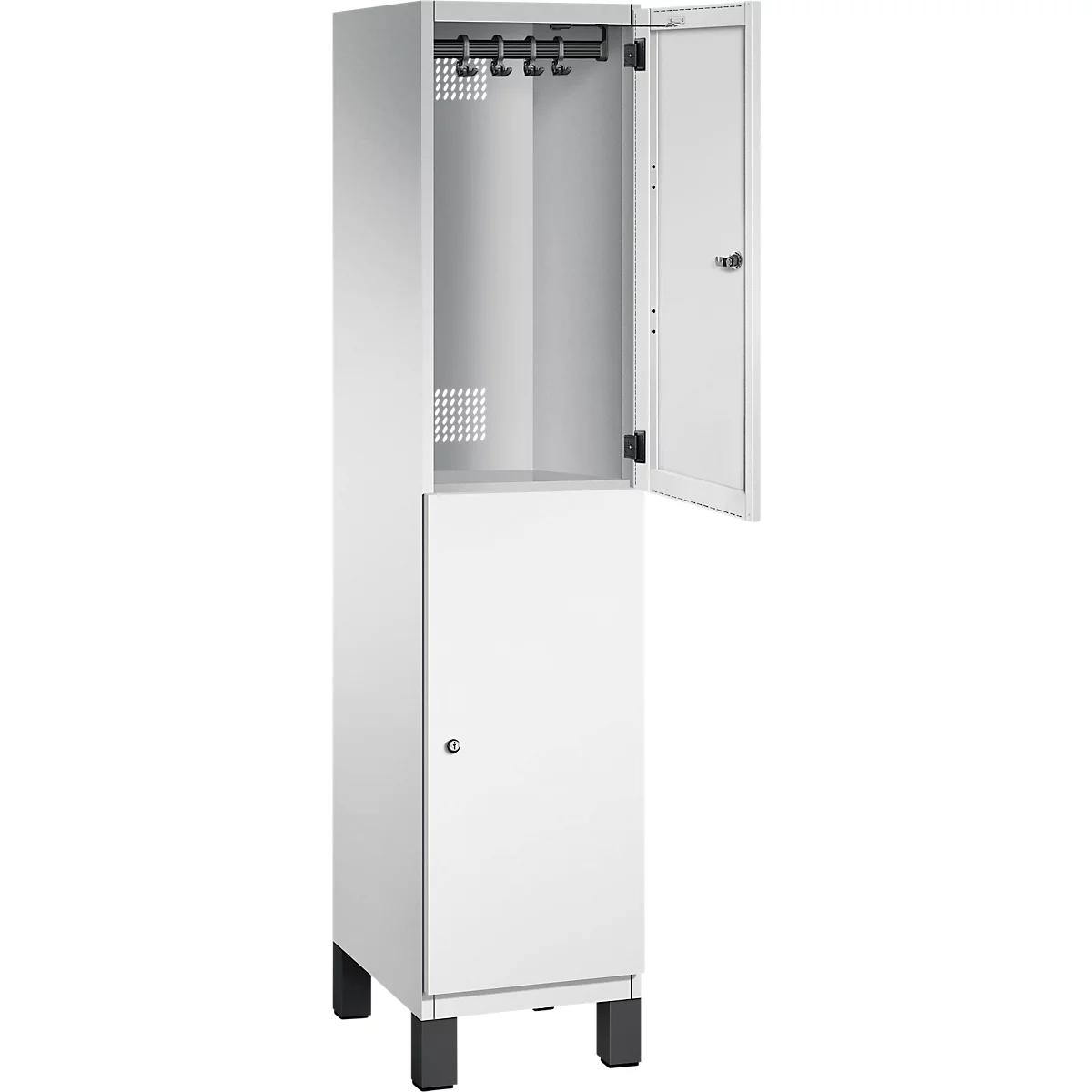 Weißer, offener Schrank mit Stange und Haken, die Tür steht leicht offen. Auf schwarzem Untergrund.