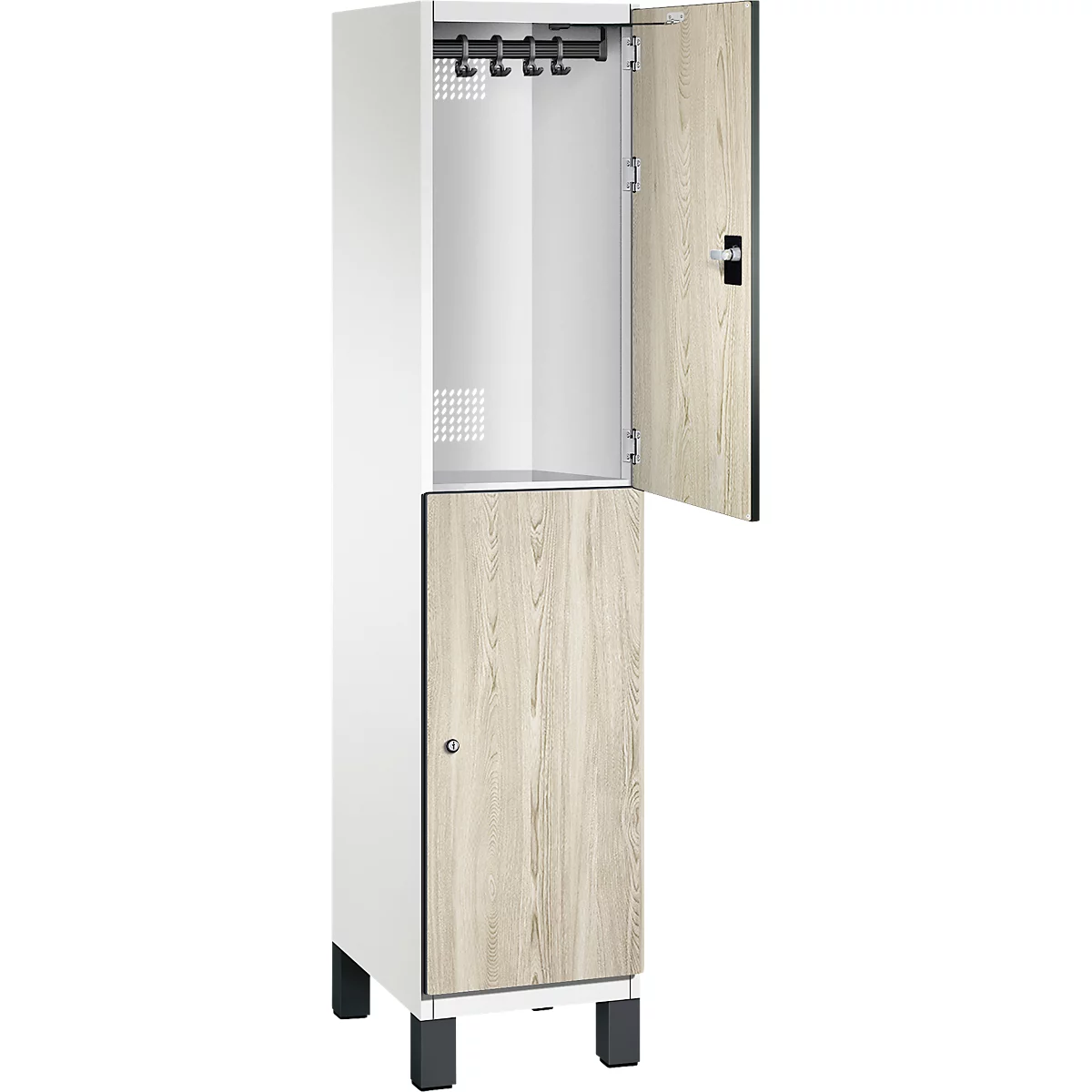 Weißer Schrank mit Holztüren, eine Tür offen. Im oberen Bereich Haken.