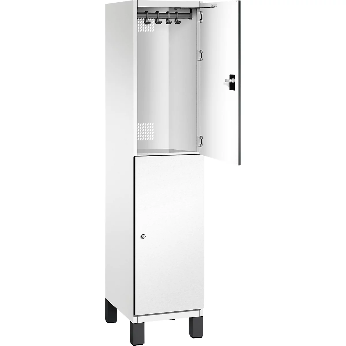 Weißer Schrank, teilweise geöffnet. Hakenleiste im oberen Fach. Schwarze Füße.