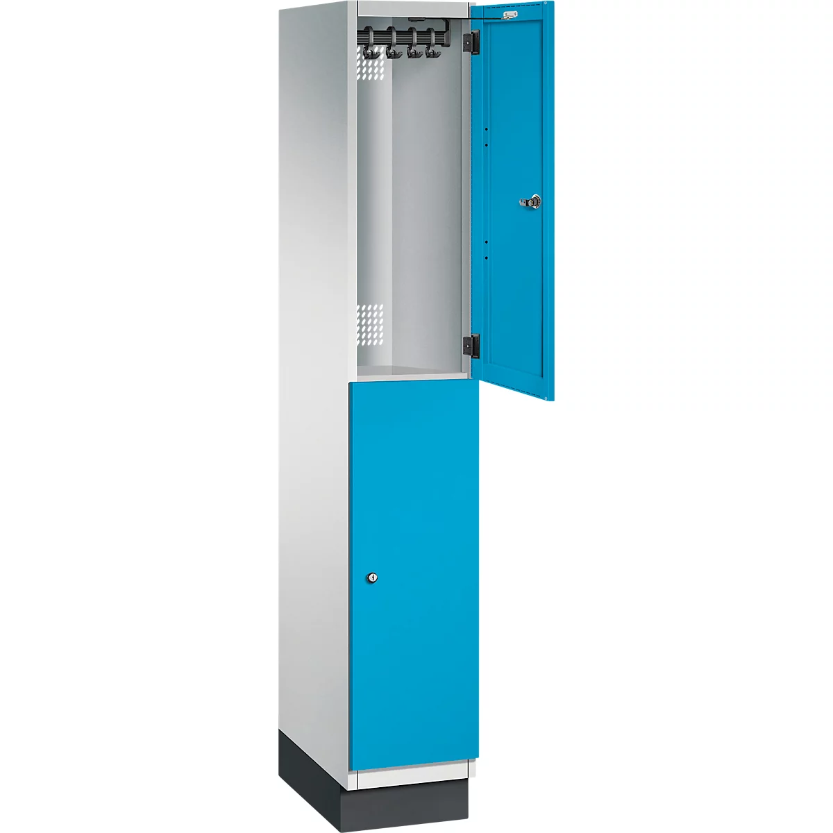 Offener Schrank mit türkis-blauer Tür. Innen, Kleiderhaken. Grauer Korpus, silberfarbene Rückwand.