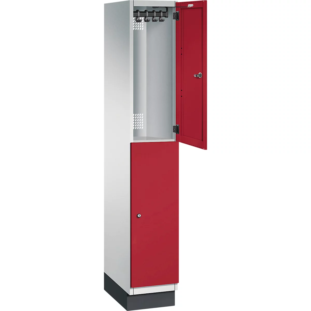 Ein Spind, weiß mit roter Tür. Die obere Tür ist geöffnet, das Innere ist leer.