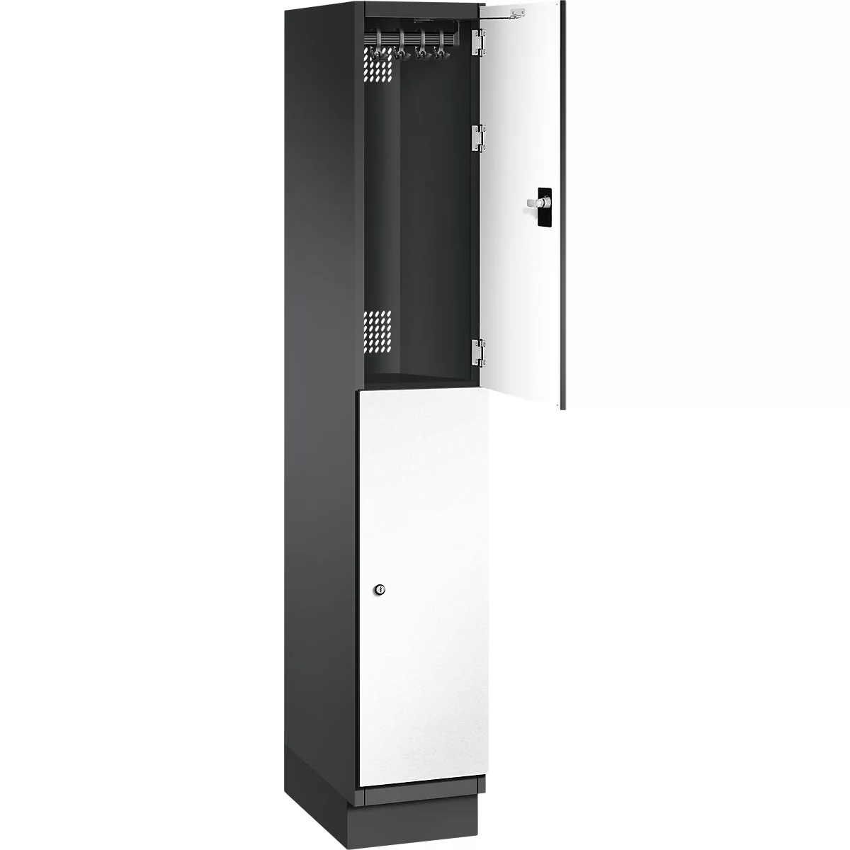 Grau-weißer Schrank, eine Tür geöffnet. Oben eine Kleiderstange. Details wie Scharniere und Belüftungsöffnungen erkennbar.