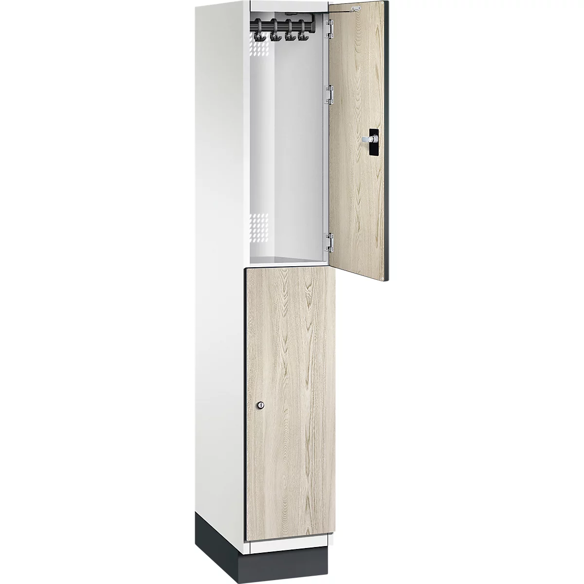 Ein weißer Schrank mit offener Tür, innen Kleiderhaken. Die Tür hat Holzmaserung.