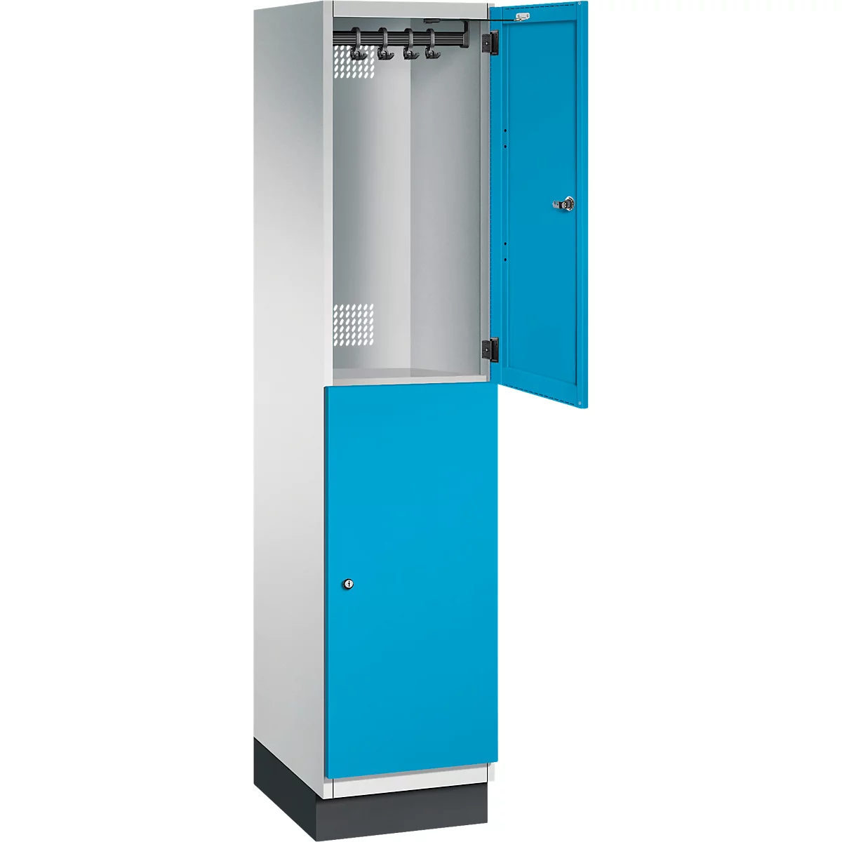Offener Spind mit blauer Tür.