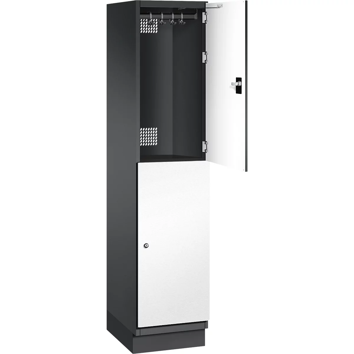 Schrank mit offener Tür, grau-weiß. Innen mit Haken und Lüftungsschlitzen.