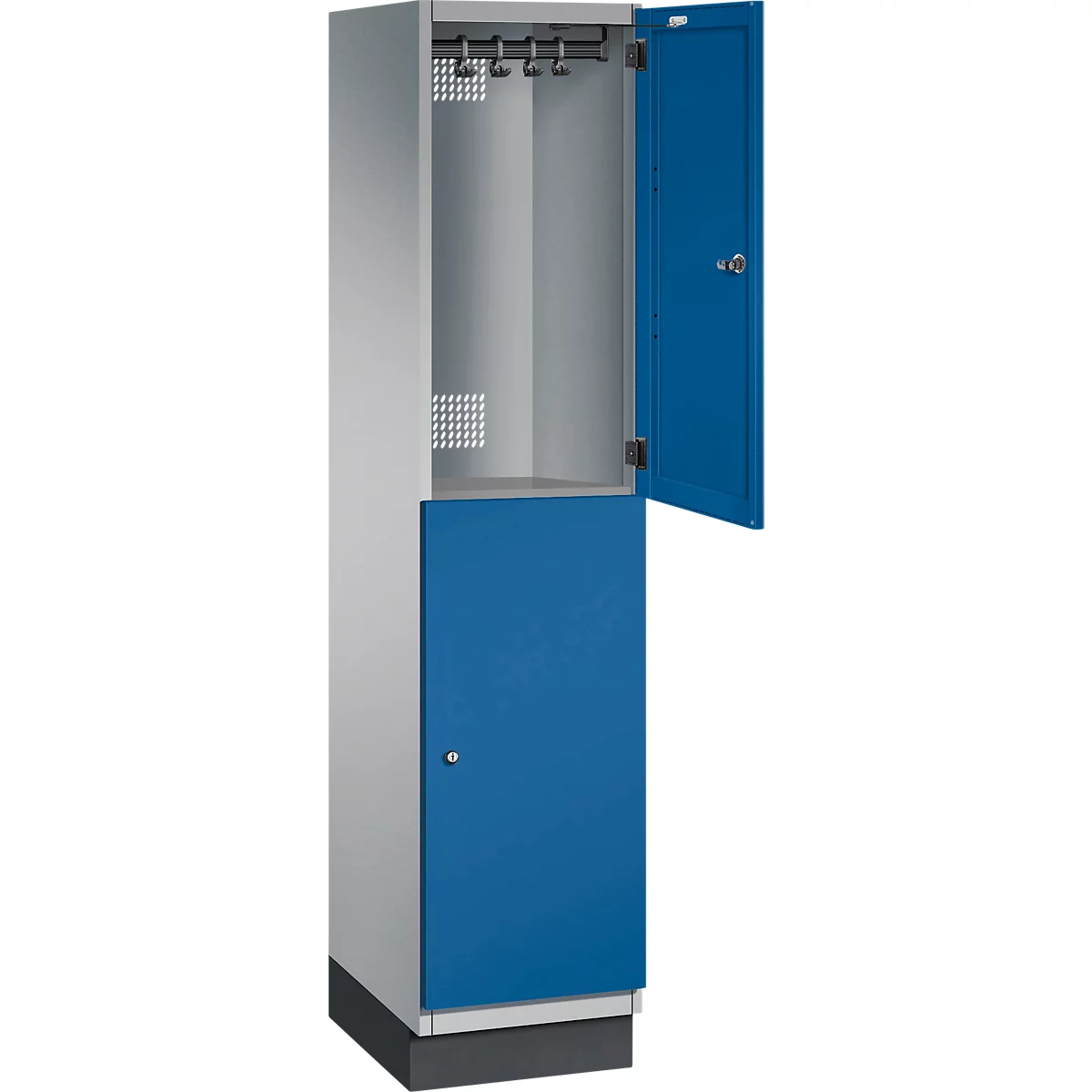 Grau-blauer Schrank mit geöffneter blauer Tür, Kleiderhaken und Belüftung.