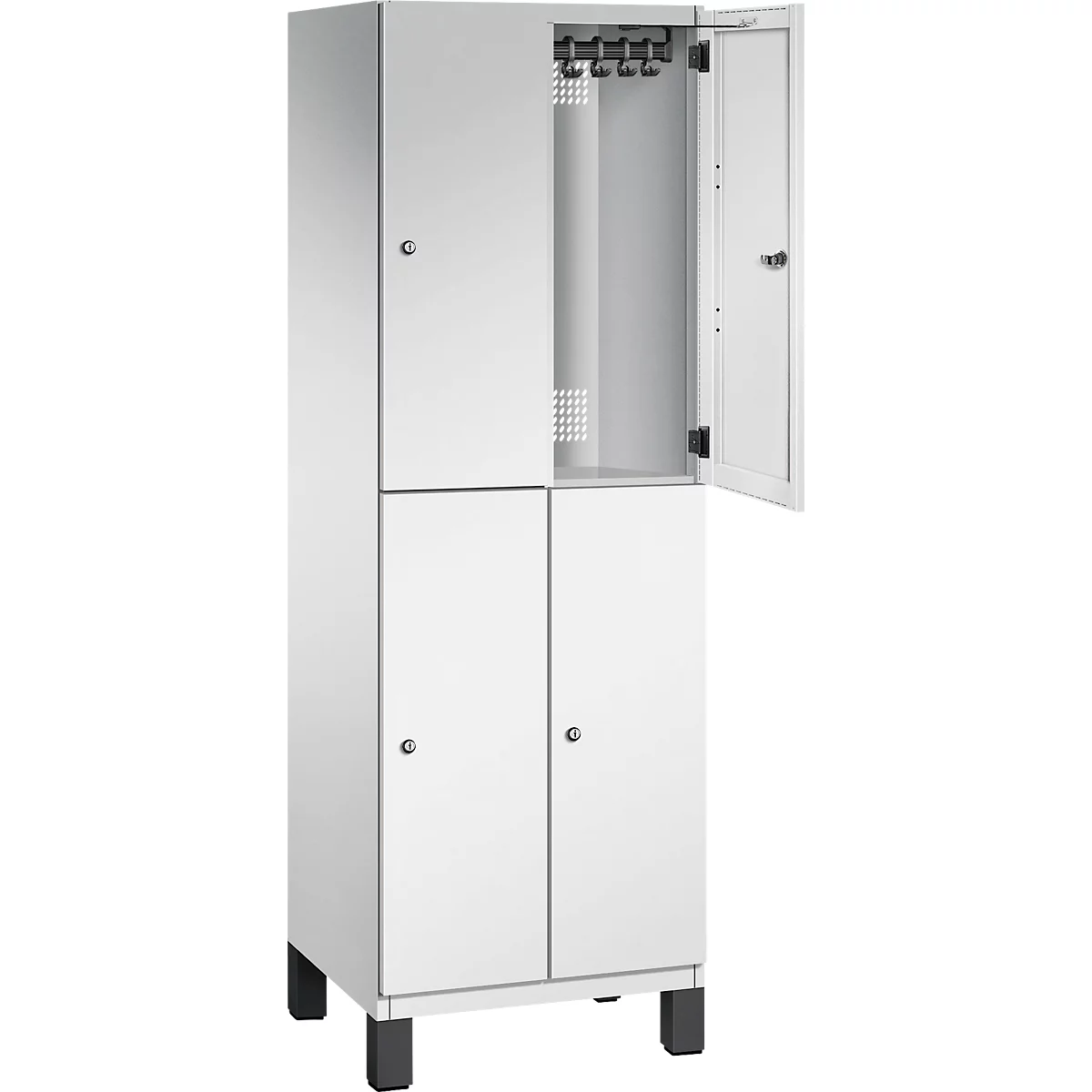 Ein weißer Schrank, eine Tür geöffnet. Es ist ein Metallschrank mit vier Türen, davon ist eine geöffnet.