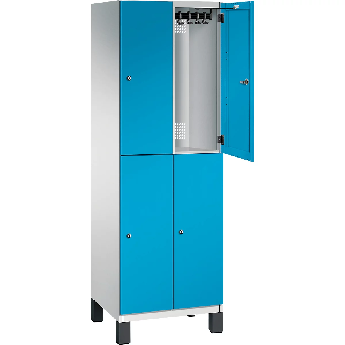 Ein mehrfarbiger Schrank, die Türen sind blau, die Seiten sind weiß. Eine Tür ist geöffnet, mit Haken im Inneren.