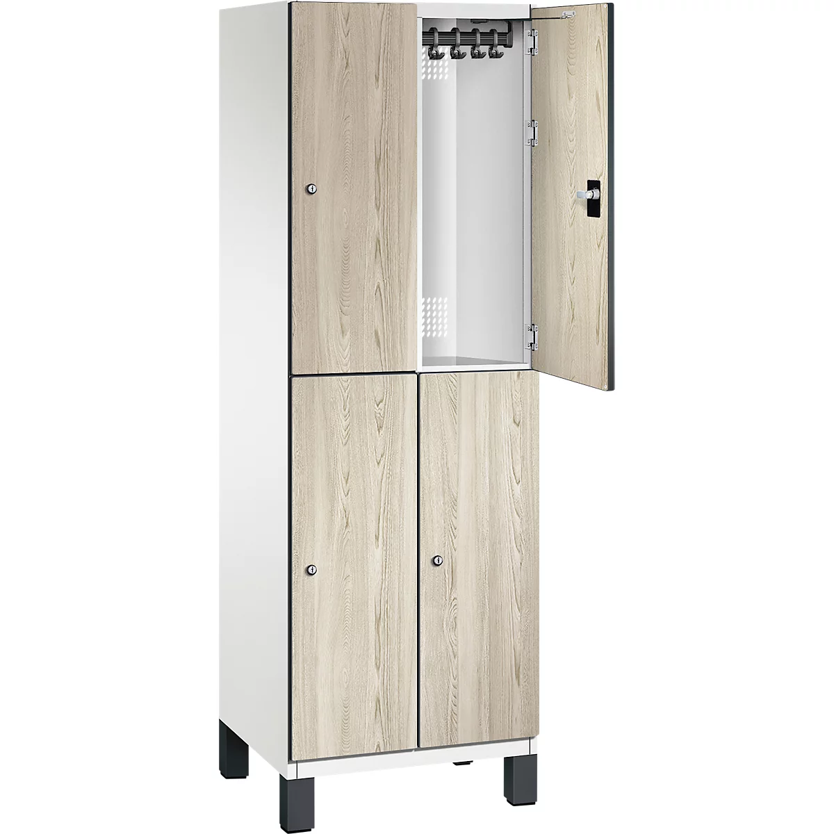 Kleiderschrank mit vier Türen, helles Holzdekor. Eine Tür ist geöffnet und gibt Blick auf Garderobenstange frei.