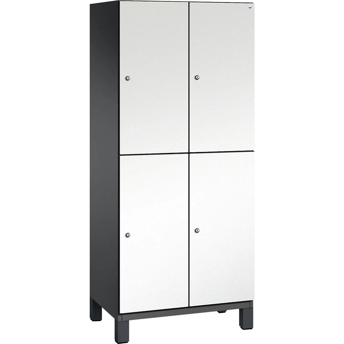 Schrank mit vier Türen, weiss mit dunklen Rahmen und Beschlägen, steht auf kurzen Füßen.