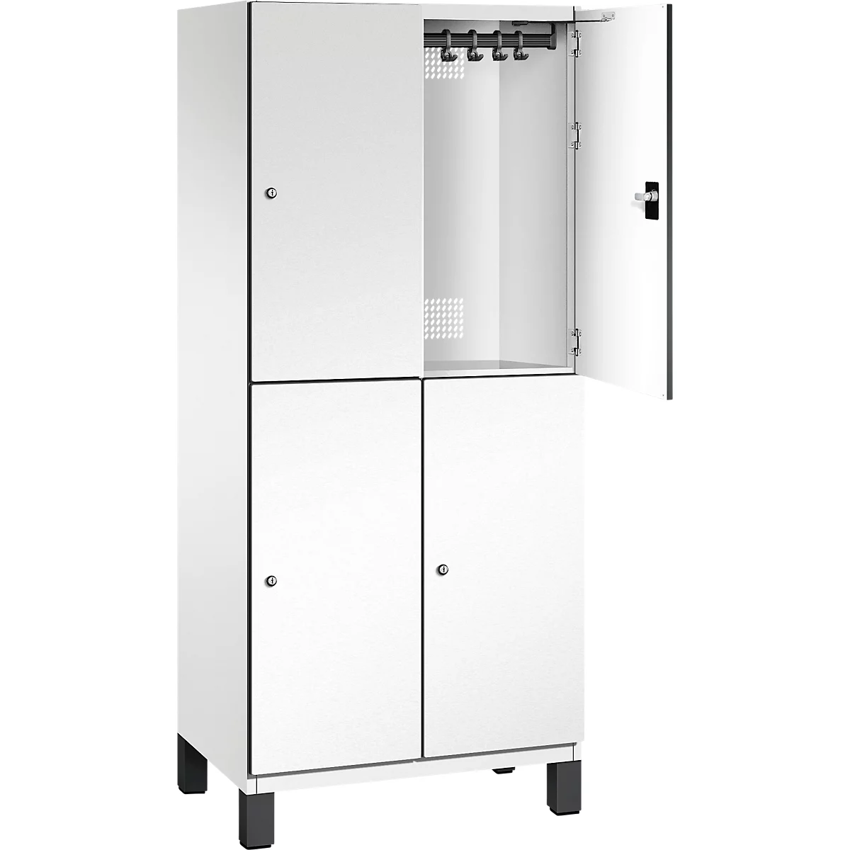 Weißer Spind, ein Teil offen. Türen, Knöpfe und Haken zu sehen.