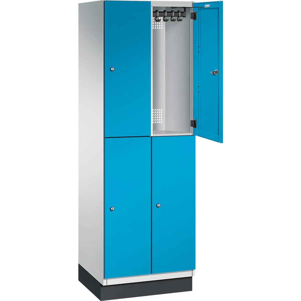 Ein blauer Spind, eine Tür geöffnet, eine Tür geschlossen. Grauer Korpus, schwarzer Sockel, im Inneren Metallstangen.