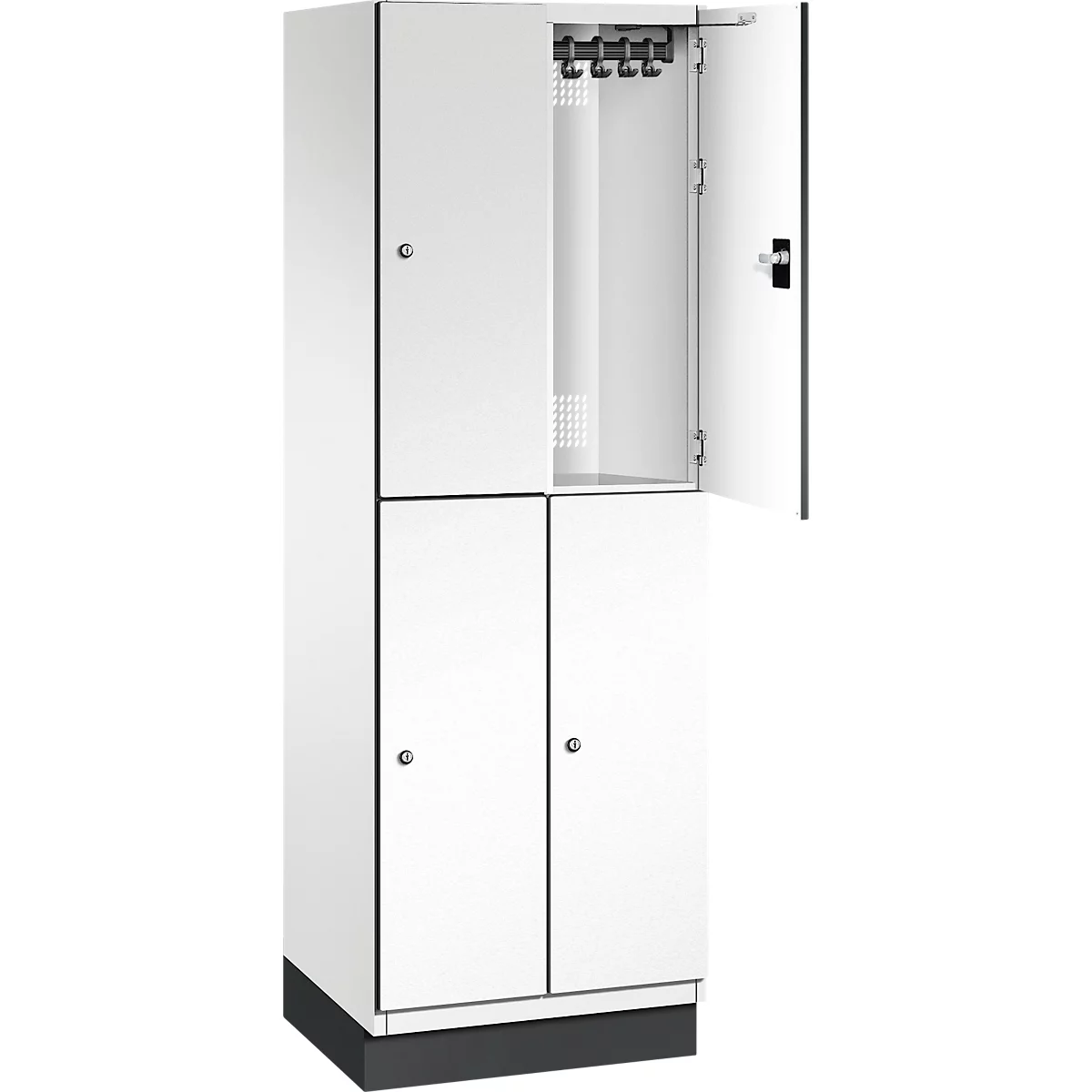 Weißer Spind mit geöffneter Tür, daneben weitere verschlossene Türen.