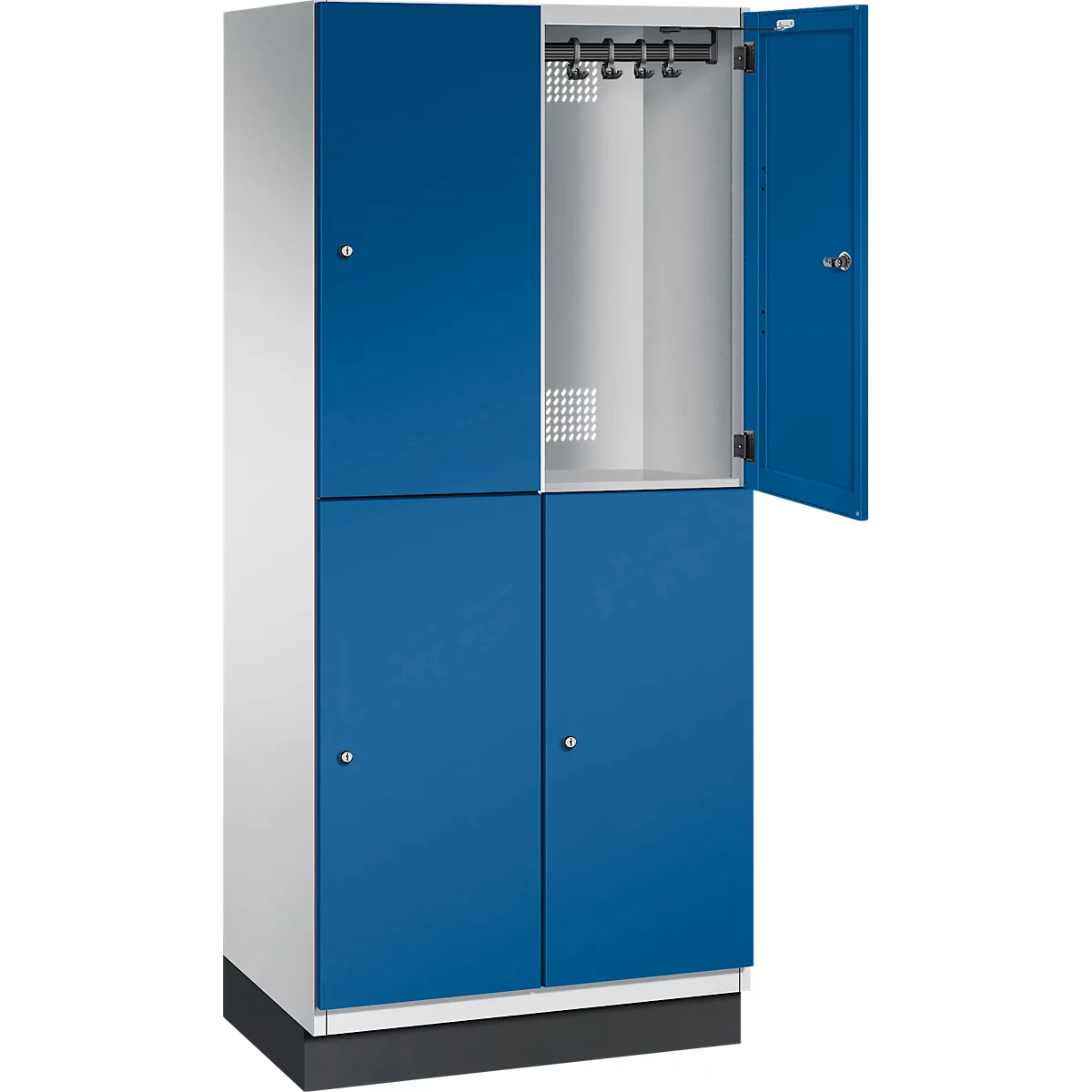 Blau-weißer Spind, eine Tür geöffnet. Im Inneren Haken und ein Regalboden.