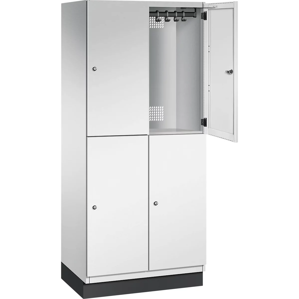 Weißer Spind, eine Tür geöffnet. Im Inneren Haken für Kleidung, darunter ein perforierter Bereich.