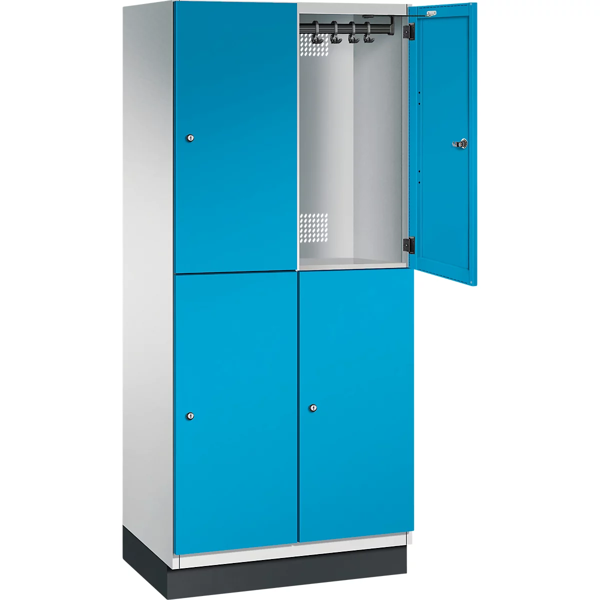 Blau-weißer Spind, eine Tür geöffnet. Im Inneren Haken für Kleidung. Schwarzer Sockel.