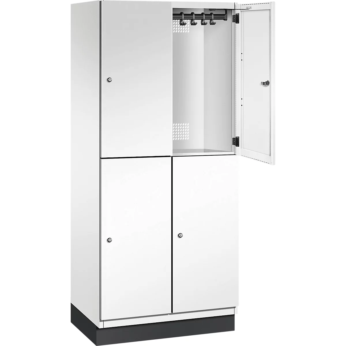 Weißer Schrank mit vier Türen, davon eine offen. Hakenleiste und Lüftungsschlitze sind zu sehen.