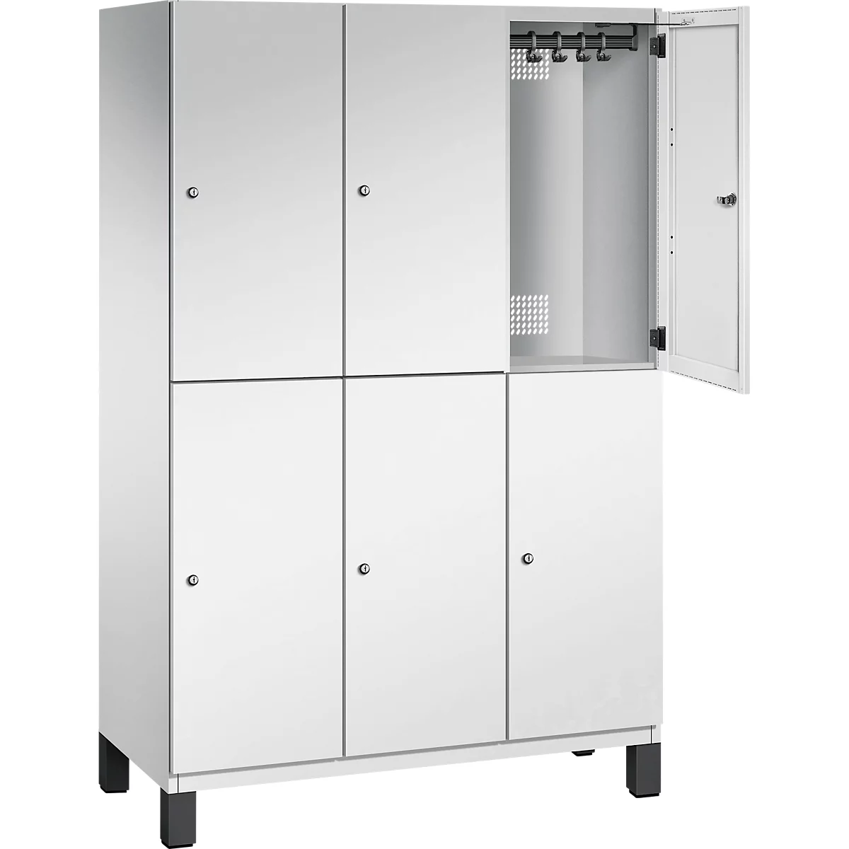 Weißer Spind mit geöffneter Tür. Im Inneren Haken und Lüftungsschlitze.