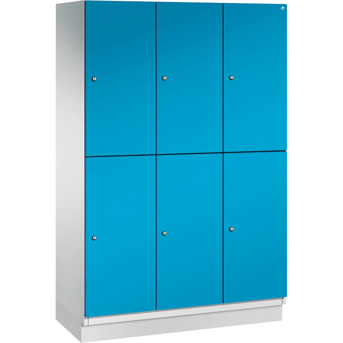 Schrank mit sechs blauen Türen und silberfarbenen Knöpfen. Der Schrank steht auf einem weißen Sockel.