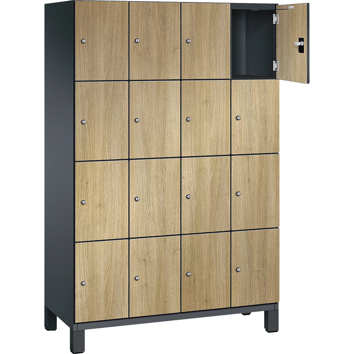 Ein Schrank mit 15 Fächern aus Holz, eins davon geöffnet. Hellbraune Türen mit kleinen Griffen und anthrazitfarbenem Rahmen.