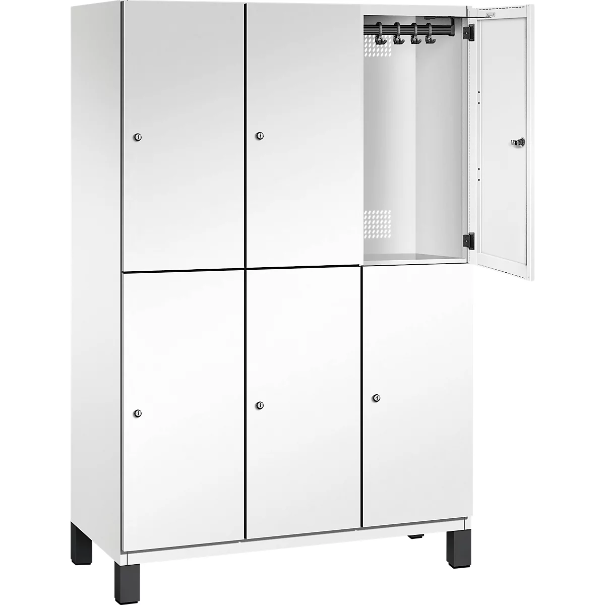Weißer Spind mit sechs Türen, eine Tür ist geöffnet. Schwarze Füße und Metallhaken im Inneren.