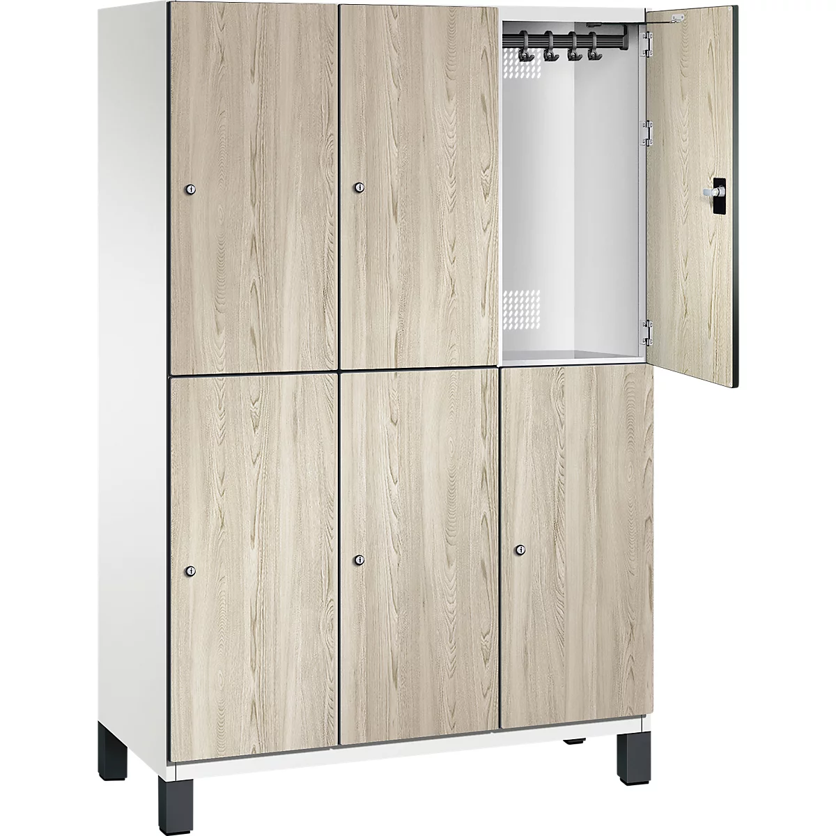 Schrank mit Holzoptik, eine Tür geöffnet, dahinter Kleiderhaken.