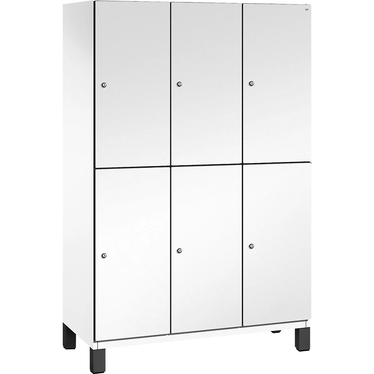 Weißer Schrank mit sechs Türen und schwarzen Griffen. Der Schrank steht auf schwarzen Füßen.