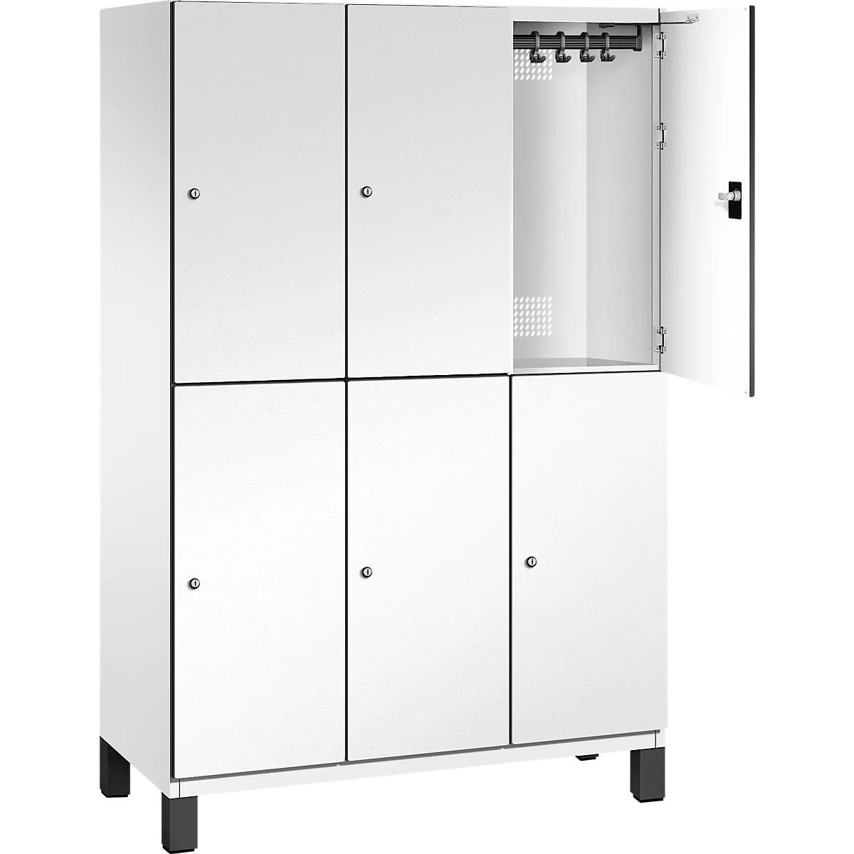 Weißer Schrank mit geöffneter Tür, Kleiderhaken, sechs Fächern, schwarze Füße.