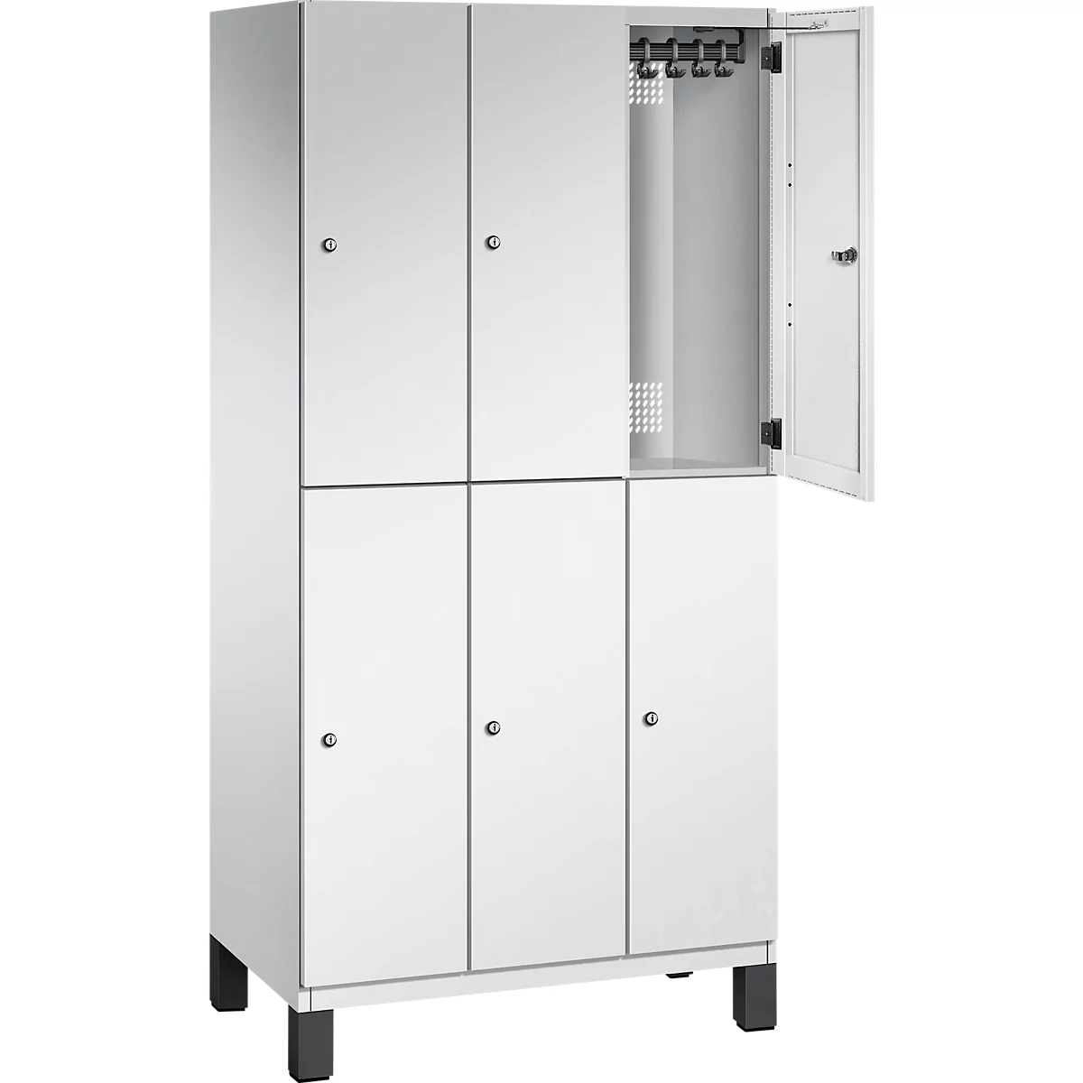 Weißer Spind mit sechs Türen, eine ist geöffnet. Schwarze Füße.