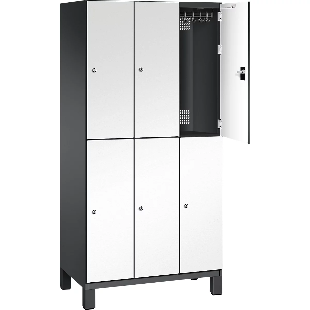 Schrank mit sechs Fächern, drei davon offen. Weiße Türen, dunkler Korpus, mit Metallkleiderstange im offenen Fach.