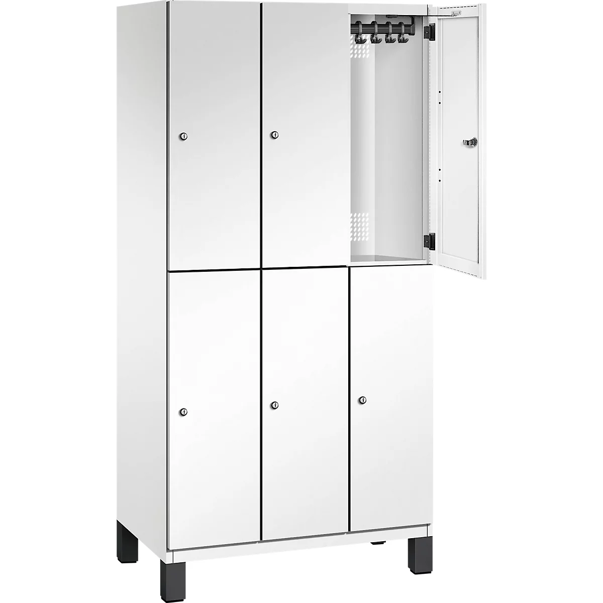 Weißer Schrank mit sechs Türen, eine davon geöffnet. Haken und Belüftungslöcher sichtbar. Schwarze Füße.