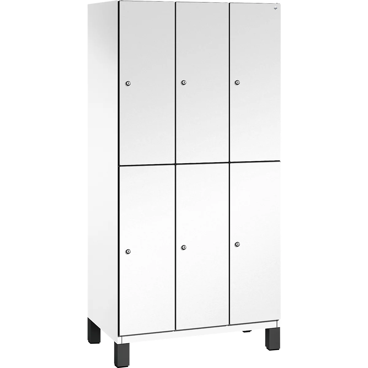 Weißer Schrank mit sechs Türen, schwarzen Griffen und Beinen. Der Schrank steht auf schwarzem Untergrund.