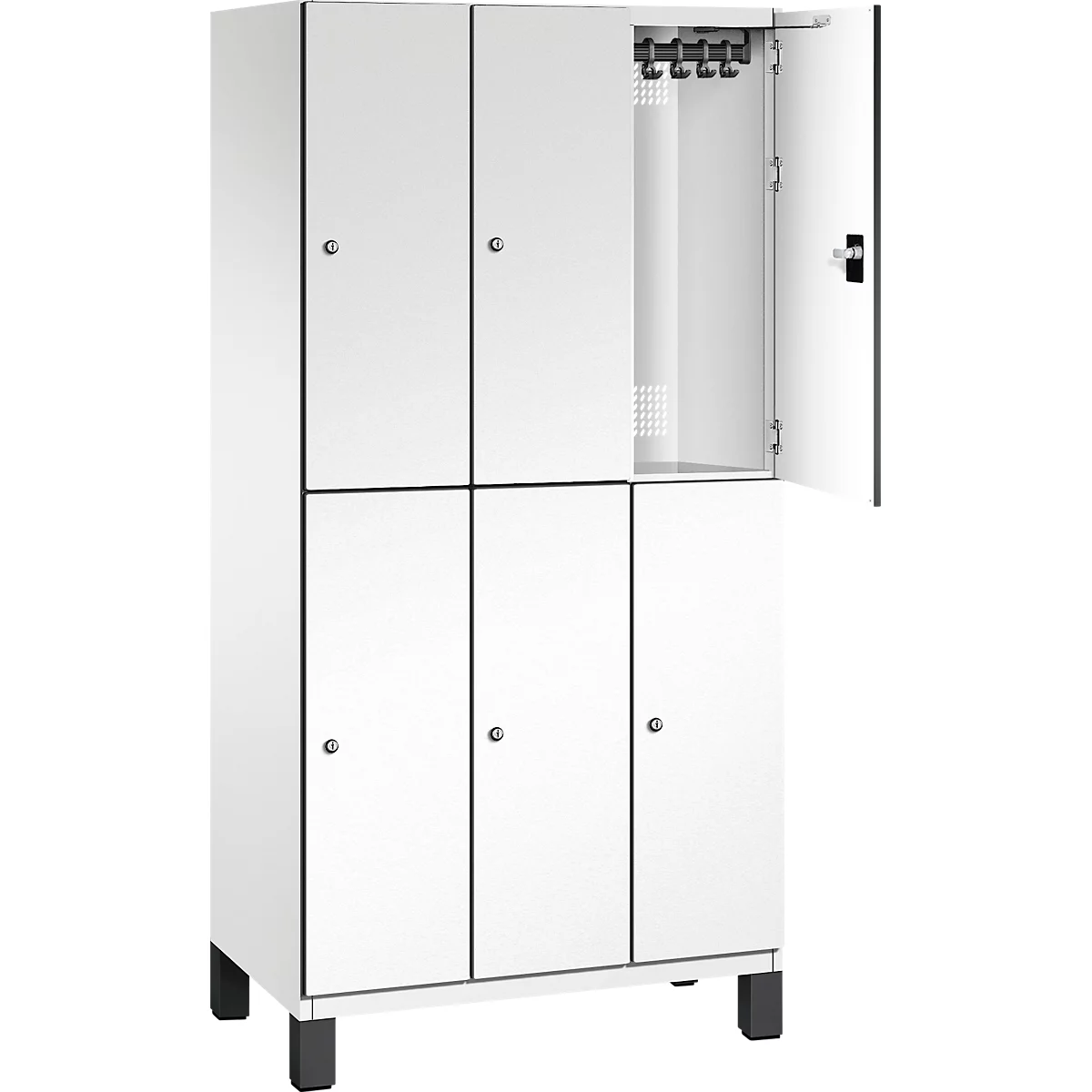 Weißer Spind mit geöffneter Tür. Hakenleiste, schwarze Füße, schwarze Konturen.