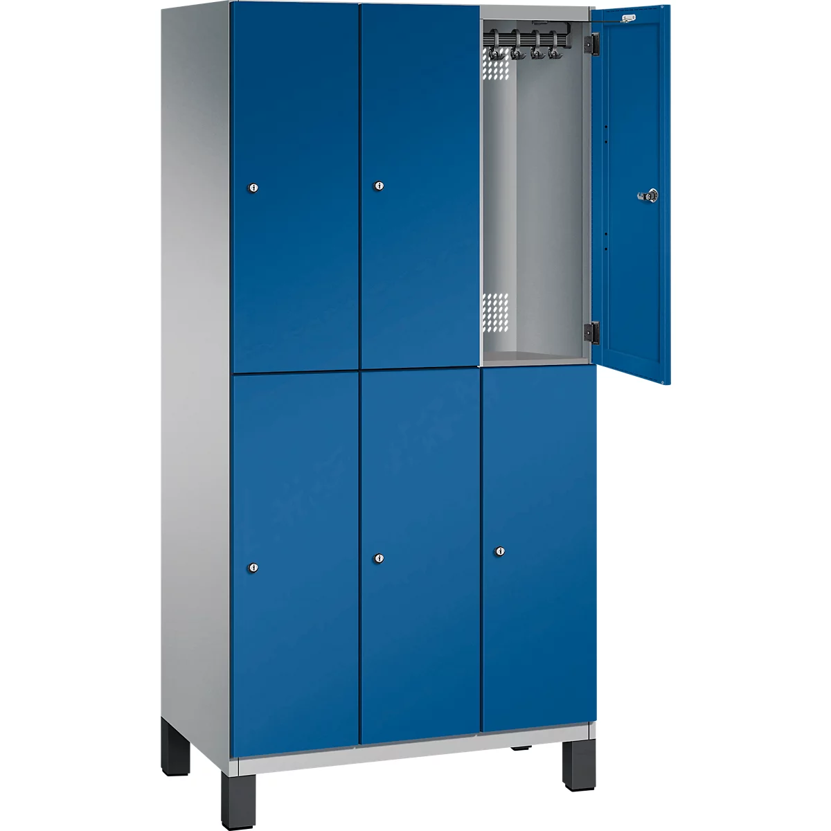 Blauer Spind, eine Tür geöffnet, silberne Innenseite, Hakenleiste, Metallschrank. Rechteckig, auf Füßen.