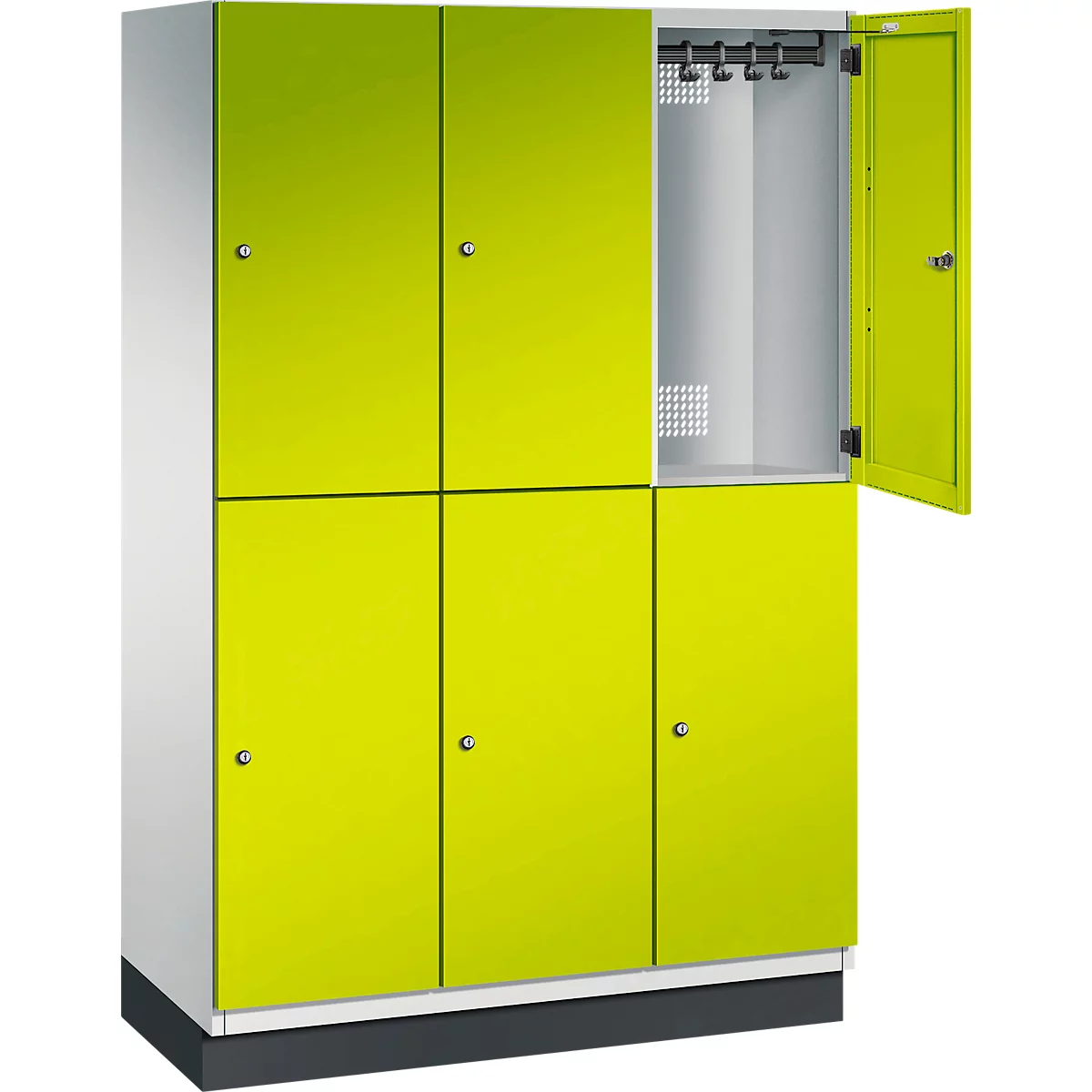 Schrankwand mit sechs Türen, eine Tür offen, in hellgrün und weiß. Im offenen Fach Haken zum Aufhängen.