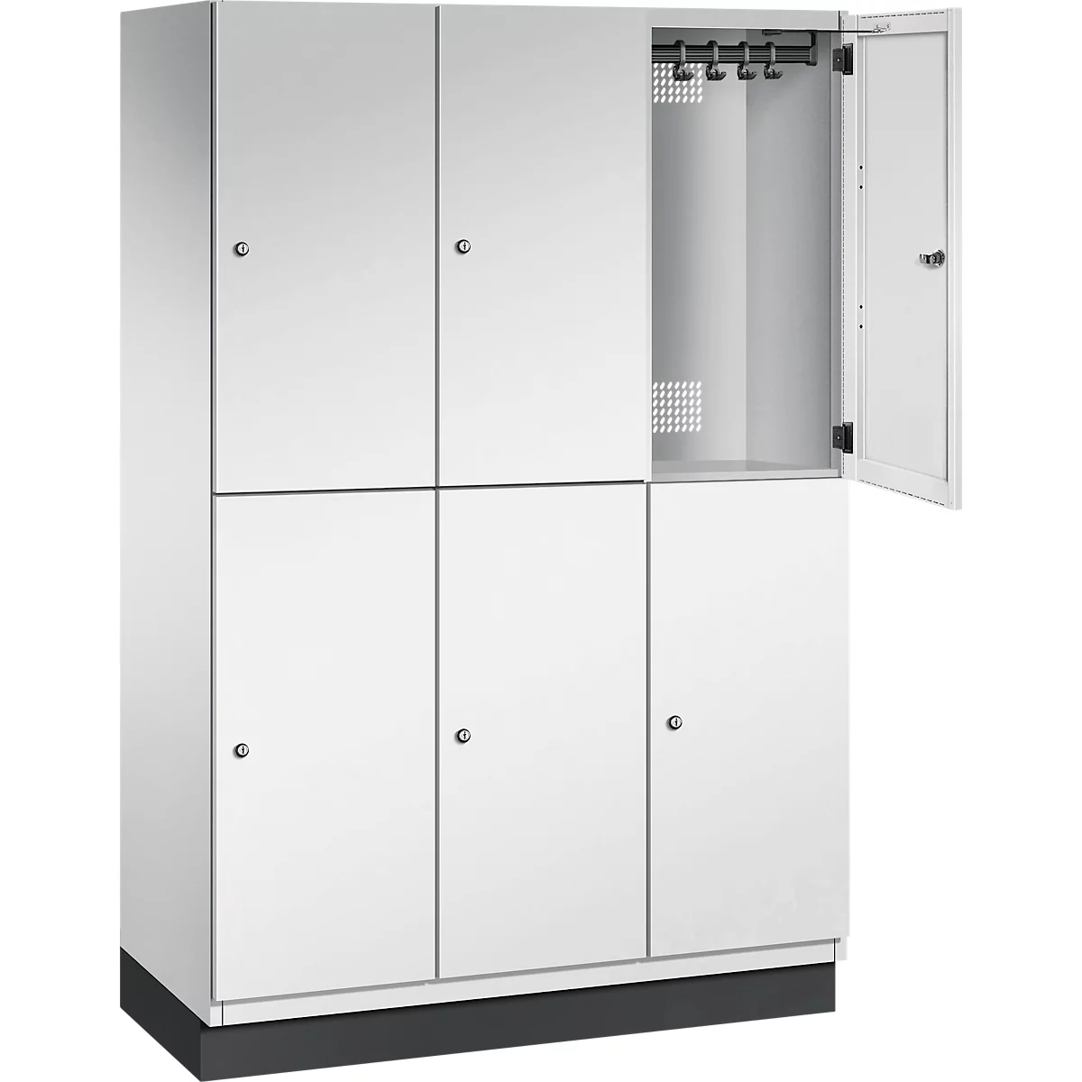Weißer Spind mit teilweise geöffneter Tür; Haken und Lüftungsschlitze sind sichtbar.