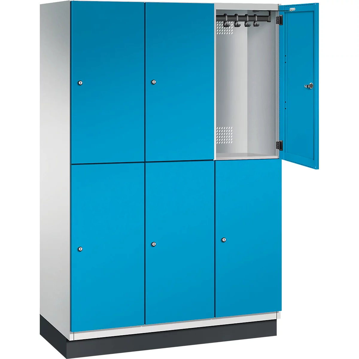 Spindschrank, blau lackiert mit sechs Türen, eine Tür geöffnet. Im Inneren Haken für Kleidung, offener Stauraum.