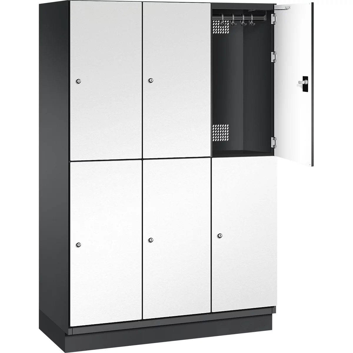 Schrank mit weißen Türen und einem offenen Fach, in dem Kleiderbügel sichtbar sind.