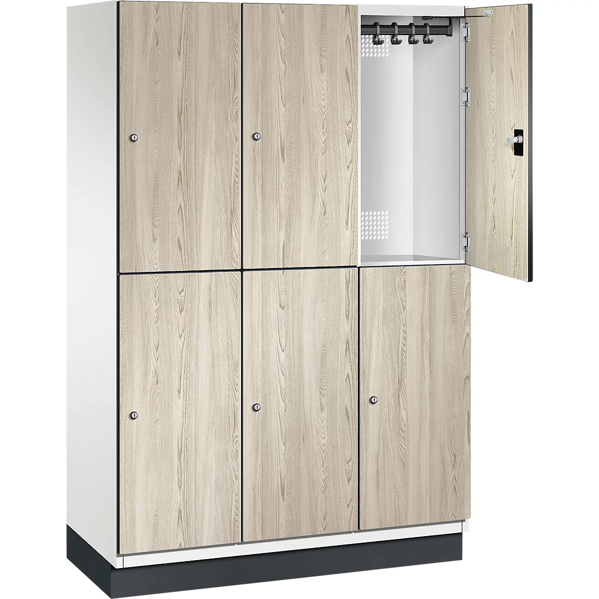 Schrank mit Holzoptik, eine Tür geöffnet. Schwarze Griffe und ein Kleiderbügel im Inneren.