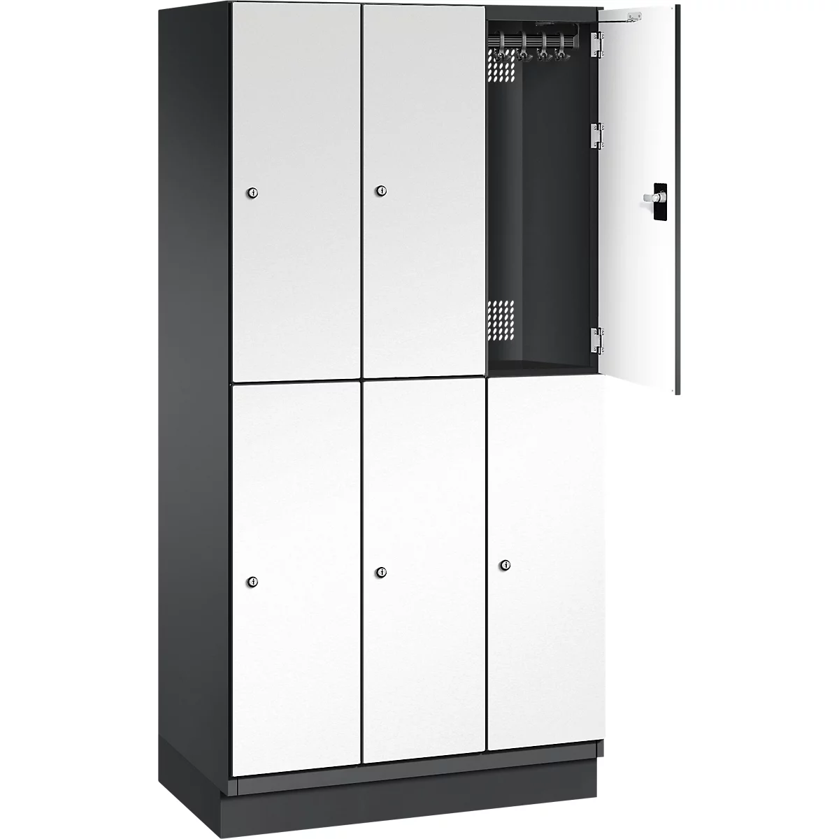 Ein Spind in Weiß und Dunkelgrau, ein Fach ist geöffnet. Im Inneren Haken und Belüftungsschlitze.