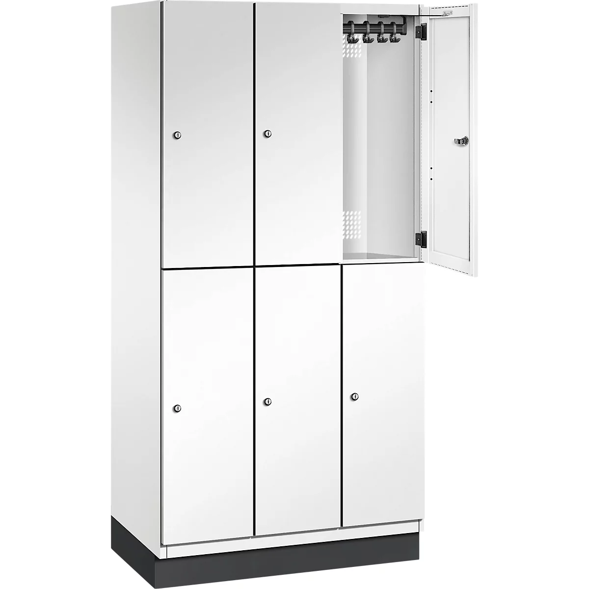 Weißer Spind mit geöffneter Tür, sechs Türen, Türgriffe, Hakenleiste.