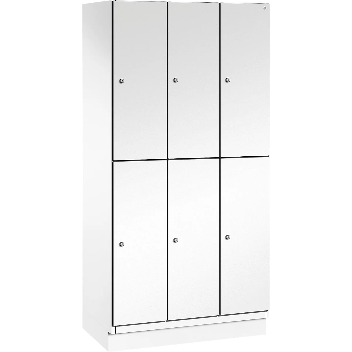 Weißer Schrank mit sechs Türen und silbernen Griffen. Die Türen sind in zwei Reihen angeordnet. Der Schrank steht auf einem Sockel.