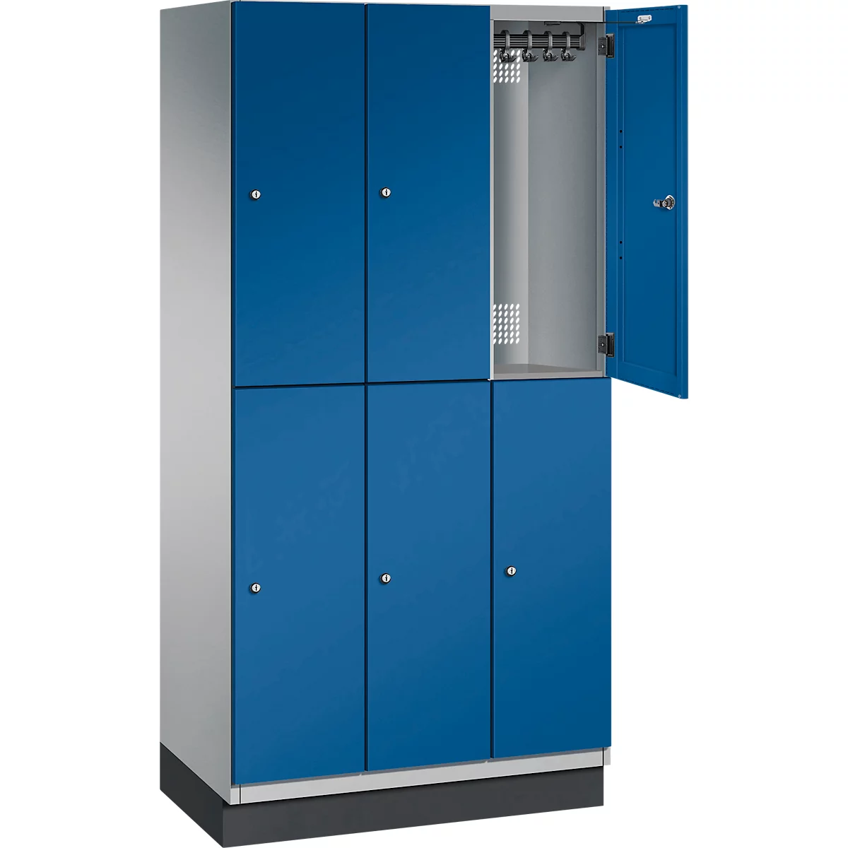 Ein blauer Schrank, die Tür geöffnet. Grauer Innenraum mit Kleiderbügeln, blauen Türen und Griffen.