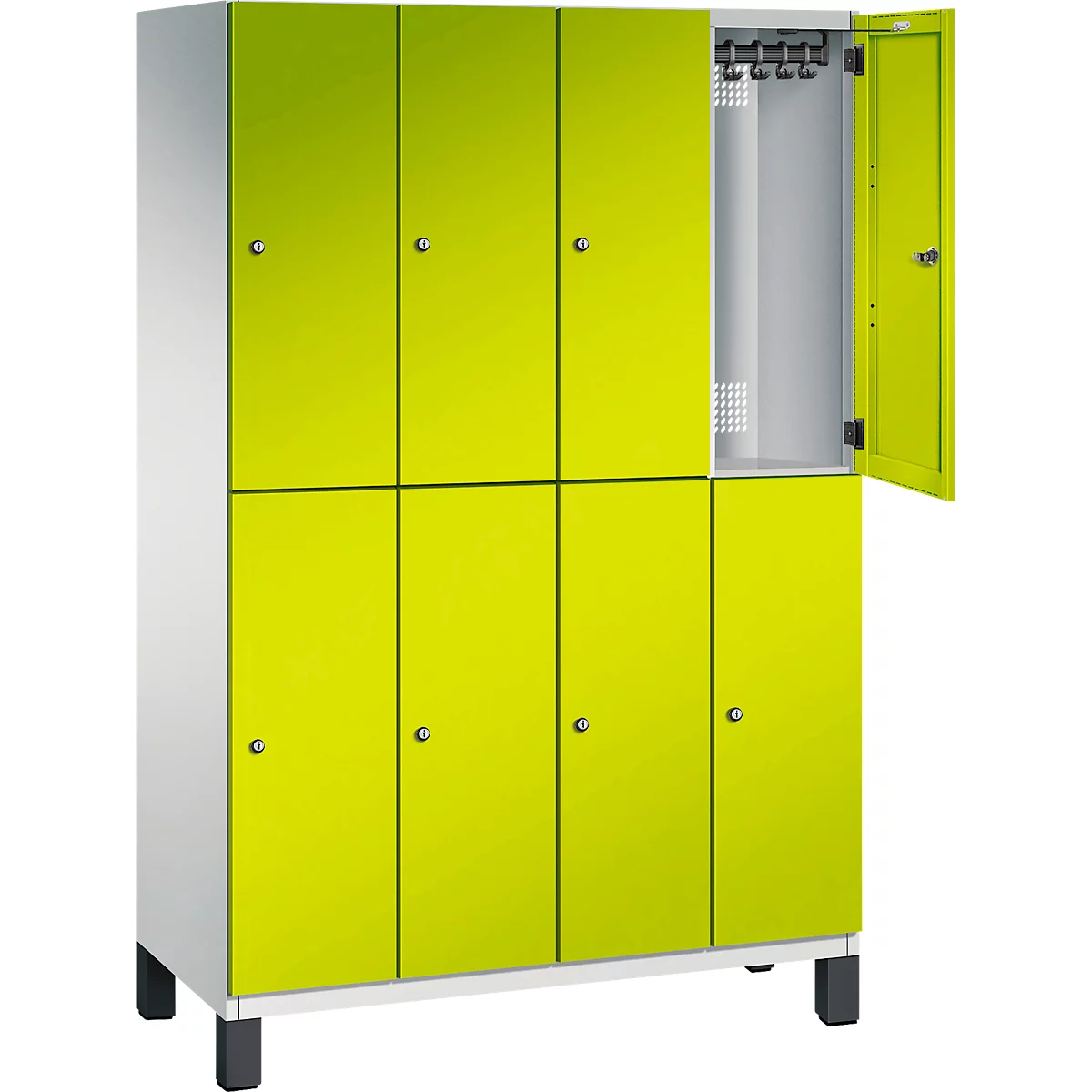Ein Spindschrank mit acht Türen in Gelbgrün, eine Tür ist geöffnet. Der Schrank steht auf schwarzen Füßen.