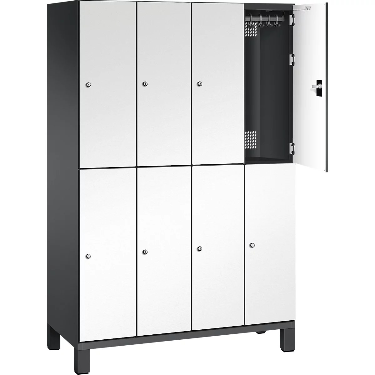 Ein weiß-grauer Spind mit acht Türen, eine davon geöffnet. Im Inneren sind Haken zu sehen.