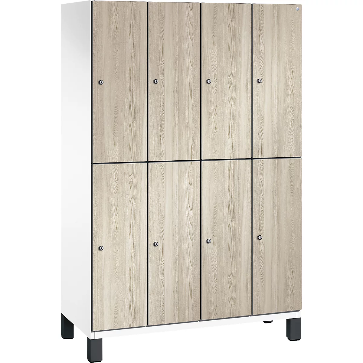 Schrank mit Holztüren, Metallgriffen und schwarzen Füßen. Hellbraune Türen mit Holzmaserung, ein weißes Gehäuse.